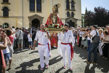 Todas las fotos de la salida de la Comparsa de Gigantes y Cabezudos en San Fermín Txikito.