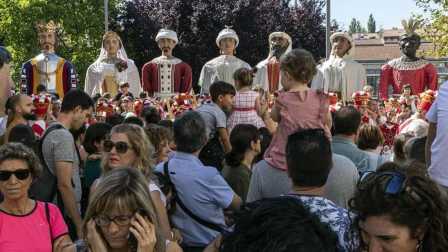 Todas las fotos de la salida de la Comparsa de Gigantes y Cabezudos en San Fermín Txikito.