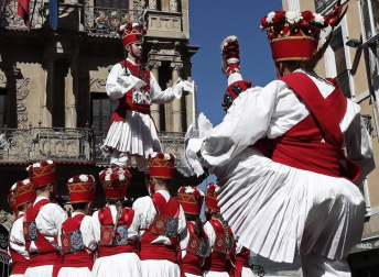 Todas las fotos de la salida de la Comparsa de Gigantes y Cabezudos en San Fermín Txikito.