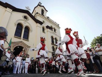 Todas las fotos de la salida de la Comparsa de Gigantes y Cabezudos en San Fermín Txikito.
