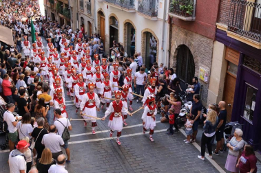Todas las fotos de la salida de la Comparsa de Gigantes y Cabezudos en San Fermín Txikito.