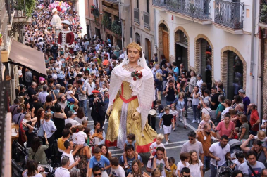 Todas las fotos de la salida de la Comparsa de Gigantes y Cabezudos en San Fermín Txikito.