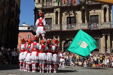Todas las fotos de la salida de la Comparsa de Gigantes y Cabezudos en San Fermín Txikito.
