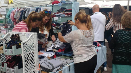 Fotos de la celebración de la I Feria de Comercio y Servicios de Peralta, organizada por la comisión municipal de comercio en colaboración con entidades y empresas de la localidad.