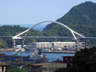 El desplome de un puente en el puerto de Nanfang'ao, al noreste de Taiwan, ha sepultado bajo toneladas de hormigón tres barcos pesqueros y han dejado atrapadas a varias personas.