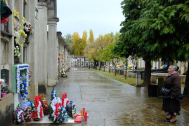Un paseo por el cementerio de Pamplona el día después de Todos los Santos deja imágenes que pueden desgarrar por dentro