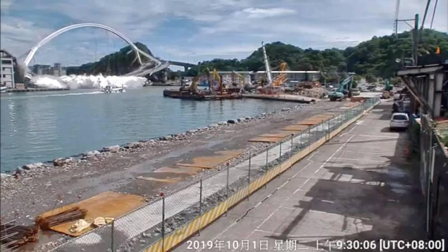 El desplome de un puente en el puerto de Nanfang'ao, al noreste de Taiwan, ha sepultado bajo toneladas de hormigón tres barcos pesqueros y han dejado atrapadas a varias personas.
