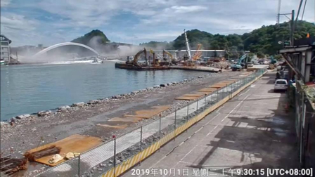 El desplome de un puente en el puerto de Nanfang'ao, al noreste de Taiwan, ha sepultado bajo toneladas de hormigón tres barcos pesqueros y han dejado atrapadas a varias personas.