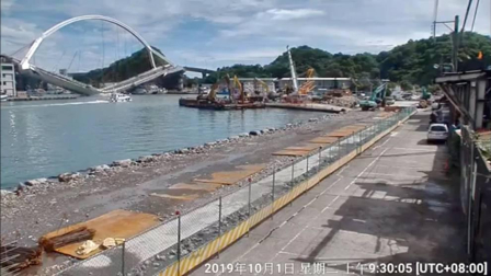 El desplome de un puente en el puerto de Nanfang'ao, al noreste de Taiwan, ha sepultado bajo toneladas de hormigón tres barcos pesqueros y han dejado atrapadas a varias personas.