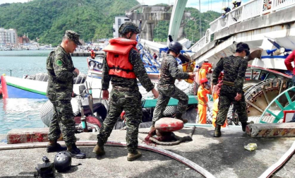 El desplome de un puente en el puerto de Nanfang'ao, al noreste de Taiwan, ha sepultado bajo toneladas de hormigón tres barcos pesqueros y han dejado atrapadas a varias personas.