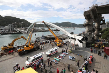 El desplome de un puente en el puerto de Nanfang'ao, al noreste de Taiwan, ha sepultado bajo toneladas de hormigón tres barcos pesqueros y han dejado atrapadas a varias personas.