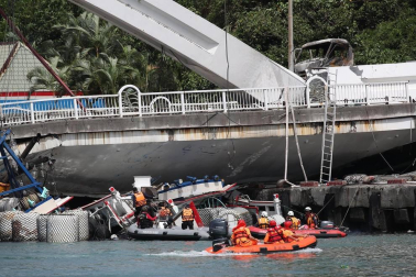 El desplome de un puente en el puerto de Nanfang'ao, al noreste de Taiwan, ha sepultado bajo toneladas de hormigón tres barcos pesqueros y han dejado atrapadas a varias personas.