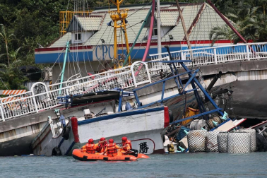 El desplome de un puente en el puerto de Nanfang'ao, al noreste de Taiwan, ha sepultado bajo toneladas de hormigón tres barcos pesqueros y han dejado atrapadas a varias personas.