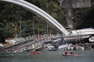 El desplome de un puente en el puerto de Nanfang'ao, al noreste de Taiwan, ha sepultado bajo toneladas de hormigón tres barcos pesqueros y han dejado atrapadas a varias personas.