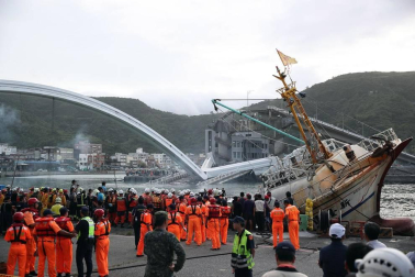 El desplome de un puente en el puerto de Nanfang'ao, al noreste de Taiwan, ha sepultado bajo toneladas de hormigón tres barcos pesqueros y han dejado atrapadas a varias personas.