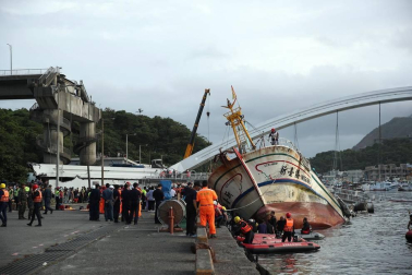 El desplome de un puente en el puerto de Nanfang'ao, al noreste de Taiwan, ha sepultado bajo toneladas de hormigón tres barcos pesqueros y han dejado atrapadas a varias personas.