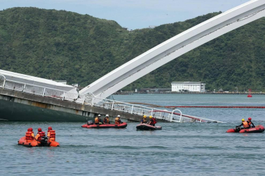 El desplome de un puente en el puerto de Nanfang'ao, al noreste de Taiwan, ha sepultado bajo toneladas de hormigón tres barcos pesqueros y han dejado atrapadas a varias personas.