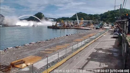 El desplome de un puente en el puerto de Nanfang'ao, al noreste de Taiwan, ha sepultado bajo toneladas de hormigón tres barcos pesqueros y han dejado atrapadas a varias personas.