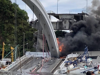 El desplome de un puente en el puerto de Nanfang'ao, al noreste de Taiwan, ha sepultado bajo toneladas de hormigón tres barcos pesqueros y han dejado atrapadas a varias personas.
