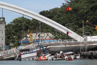 El desplome de un puente en el puerto de Nanfang'ao, al noreste de Taiwan, ha sepultado bajo toneladas de hormigón tres barcos pesqueros y han dejado atrapadas a varias personas.