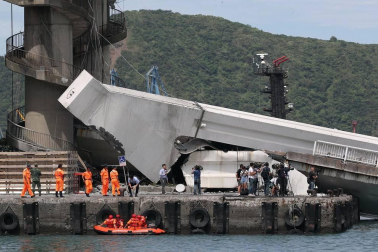 El desplome de un puente en el puerto de Nanfang'ao, al noreste de Taiwan, ha sepultado bajo toneladas de hormigón tres barcos pesqueros y han dejado atrapadas a varias personas.