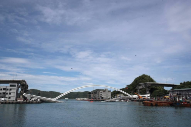 El desplome de un puente en el puerto de Nanfang'ao, al noreste de Taiwan, ha sepultado bajo toneladas de hormigón tres barcos pesqueros y han dejado atrapadas a varias personas.