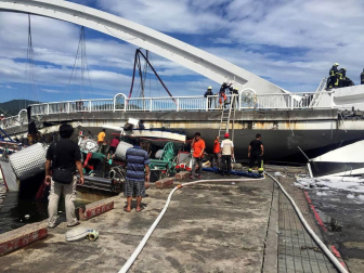 El desplome de un puente en el puerto de Nanfang'ao, al noreste de Taiwan, ha sepultado bajo toneladas de hormigón tres barcos pesqueros y han dejado atrapadas a varias personas.