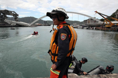 El desplome de un puente en el puerto de Nanfang'ao, al noreste de Taiwan, ha sepultado bajo toneladas de hormigón tres barcos pesqueros y han dejado atrapadas a varias personas.