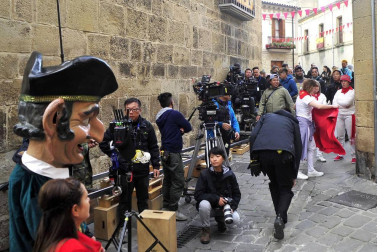 El equipo de rodaje de la película china 'Line Walker II' ha filmado esta semana en tafalla. la escena estrella ha sido la de una persecución de coches que se desarrolla durante un supuesto encierro de san fermín. cientos de navarros han participado en el rodaje como figurantes