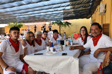 Cortes está en plena celebración de sus fiestas en honor a San Miguel. La cámara de ¡Click! se acercó al inicio de los festejos, el lunes 30 de septiembre, para compartir con los vecinos la tradicional comida de ranchos organizada en el patio de la Casa de Cultura. El encuentro gastronómico se completó con la sobremesa musical que ofreció el mariachi Reyes de México.