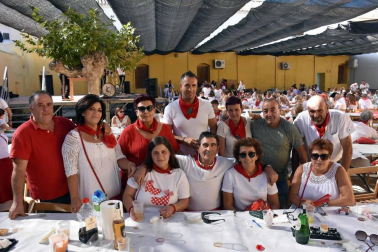 Cortes está en plena celebración de sus fiestas en honor a San Miguel. La cámara de ¡Click! se acercó al inicio de los festejos, el lunes 30 de septiembre, para compartir con los vecinos la tradicional comida de ranchos organizada en el patio de la Casa de Cultura. El encuentro gastronómico se completó con la sobremesa musical que ofreció el mariachi Reyes de México.