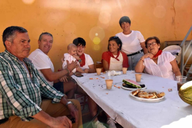 Cortes está en plena celebración de sus fiestas en honor a San Miguel. La cámara de ¡Click! se acercó al inicio de los festejos, el lunes 30 de septiembre, para compartir con los vecinos la tradicional comida de ranchos organizada en el patio de la Casa de Cultura. El encuentro gastronómico se completó con la sobremesa musical que ofreció el mariachi Reyes de México.