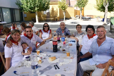 Cortes está en plena celebración de sus fiestas en honor a San Miguel. La cámara de ¡Click! se acercó al inicio de los festejos, el lunes 30 de septiembre, para compartir con los vecinos la tradicional comida de ranchos organizada en el patio de la Casa de Cultura. El encuentro gastronómico se completó con la sobremesa musical que ofreció el mariachi Reyes de México.