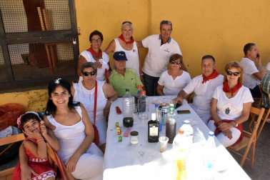 Cortes está en plena celebración de sus fiestas en honor a San Miguel. La cámara de ¡Click! se acercó al inicio de los festejos, el lunes 30 de septiembre, para compartir con los vecinos la tradicional comida de ranchos organizada en el patio de la Casa de Cultura. El encuentro gastronómico se completó con la sobremesa musical que ofreció el mariachi Reyes de México.