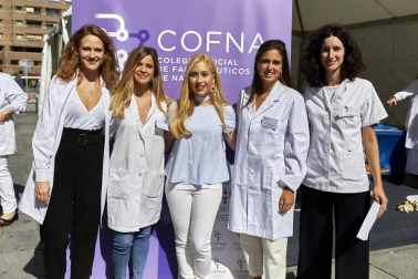Con motivo del Día Mundial del Farmacéutico, el colegio oficial de Navarra (COFNA) celebró un encuentro con la ciudadanía en la confluencia de las calles Tudela y García Ximénez del Ensanche pamplonés. En este lugar se instaló una carpa en la que se realizaron análisis de piel, determinaciones de composición corporal o mediciones de ingesta de calcio a todos los interesados, que también pudieron conocer diferentes campañas de salud y recibir asesoramiento.
