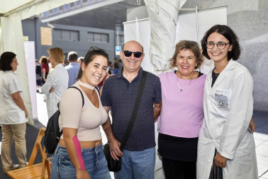 Con motivo del Día Mundial del Farmacéutico, el colegio oficial de Navarra (COFNA) celebró un encuentro con la ciudadanía en la confluencia de las calles Tudela y García Ximénez del Ensanche pamplonés. En este lugar se instaló una carpa en la que se realizaron análisis de piel, determinaciones de composición corporal o mediciones de ingesta de calcio a todos los interesados, que también pudieron conocer diferentes campañas de salud y recibir asesoramiento.