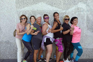 Con motivo del Día Mundial del Farmacéutico, el colegio oficial de Navarra (COFNA) celebró un encuentro con la ciudadanía en la confluencia de las calles Tudela y García Ximénez del Ensanche pamplonés. En este lugar se instaló una carpa en la que se realizaron análisis de piel, determinaciones de composición corporal o mediciones de ingesta de calcio a todos los interesados, que también pudieron conocer diferentes campañas de salud y recibir asesoramiento.