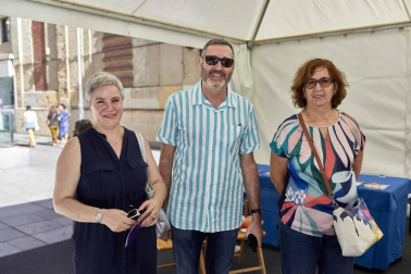 Con motivo del Día Mundial del Farmacéutico, el colegio oficial de Navarra (COFNA) celebró un encuentro con la ciudadanía en la confluencia de las calles Tudela y García Ximénez del Ensanche pamplonés. En este lugar se instaló una carpa en la que se realizaron análisis de piel, determinaciones de composición corporal o mediciones de ingesta de calcio a todos los interesados, que también pudieron conocer diferentes campañas de salud y recibir asesoramiento.