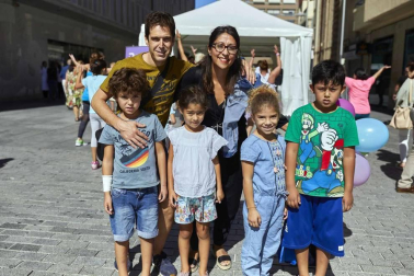 Con motivo del Día Mundial del Farmacéutico, el colegio oficial de Navarra (COFNA) celebró un encuentro con la ciudadanía en la confluencia de las calles Tudela y García Ximénez del Ensanche pamplonés. En este lugar se instaló una carpa en la que se realizaron análisis de piel, determinaciones de composición corporal o mediciones de ingesta de calcio a todos los interesados, que también pudieron conocer diferentes campañas de salud y recibir asesoramiento.