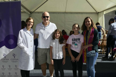 Con motivo del Día Mundial del Farmacéutico, el colegio oficial de Navarra (COFNA) celebró un encuentro con la ciudadanía en la confluencia de las calles Tudela y García Ximénez del Ensanche pamplonés. En este lugar se instaló una carpa en la que se realizaron análisis de piel, determinaciones de composición corporal o mediciones de ingesta de calcio a todos los interesados, que también pudieron conocer diferentes campañas de salud y recibir asesoramiento.
