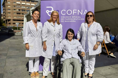 Con motivo del Día Mundial del Farmacéutico, el colegio oficial de Navarra (COFNA) celebró un encuentro con la ciudadanía en la confluencia de las calles Tudela y García Ximénez del Ensanche pamplonés. En este lugar se instaló una carpa en la que se realizaron análisis de piel, determinaciones de composición corporal o mediciones de ingesta de calcio a todos los interesados, que también pudieron conocer diferentes campañas de salud y recibir asesoramiento.