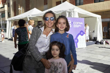 Con motivo del Día Mundial del Farmacéutico, el colegio oficial de Navarra (COFNA) celebró un encuentro con la ciudadanía en la confluencia de las calles Tudela y García Ximénez del Ensanche pamplonés. En este lugar se instaló una carpa en la que se realizaron análisis de piel, determinaciones de composición corporal o mediciones de ingesta de calcio a todos los interesados, que también pudieron conocer diferentes campañas de salud y recibir asesoramiento.