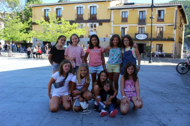 Las celebraciones en torno al día de San Miguel son una de las tradiciones más arraigadas entre los vecinos de Aoiz. La programación festiva se desarrolló del viernes 27 al domingo 29, y tuvo entre sus actos principales la danza que rememora la lucha y posterior firma de la paz entre agromonteses y beamonteses, hito histórico ligado a la localidad.