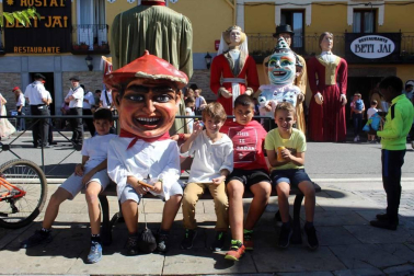 Las celebraciones en torno al día de San Miguel son una de las tradiciones más arraigadas entre los vecinos de Aoiz. La programación festiva se desarrolló del viernes 27 al domingo 29, y tuvo entre sus actos principales la danza que rememora la lucha y posterior firma de la paz entre agromonteses y beamonteses, hito histórico ligado a la localidad.