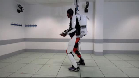 Diseñan un exoesqueleto que permite el movimiento de brazos y piernas mediante señales cerebrales