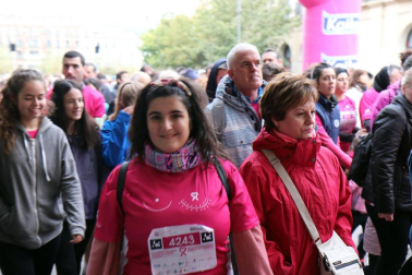Más de 12.000 personas han participado este domingo en la VII carrera solidaria contra el cáncer de mama en Pamplona, organizada por Saray.