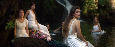 Una selección de imágenes extraídas del videoclip de Amaia, seguidas cada una por las obras originales en las que se han inspirado sus creadores