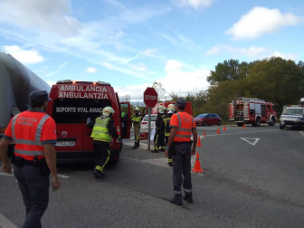 Una persona ha resultado herida este viernes por la mañana al chocar con su turismo contra un camión en la NA-240 A, junto al polígono industrial de Berrioplano.