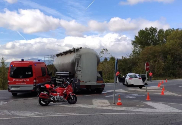 Una persona ha resultado herida este viernes por la mañana al chocar con su turismo contra un camión en la NA-240 A, junto al polígono industrial de Berrioplano.