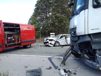 Una persona ha resultado herida este viernes por la mañana al chocar con su turismo contra un camión en la NA-240 A, junto al polígono industrial de Berrioplano.